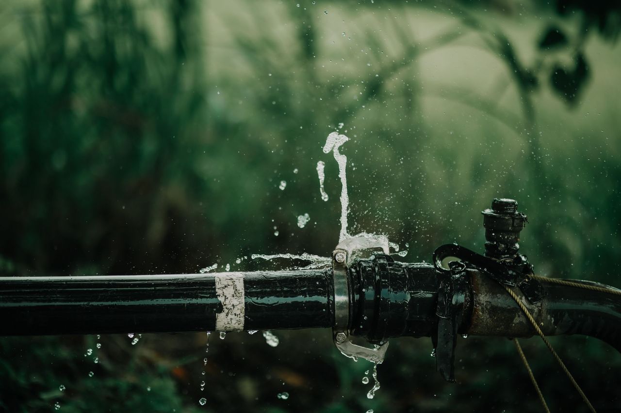 Filtración de agua en una cañería exterior