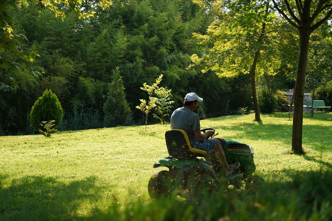 Mantención de un terreno amplio con tractor cortacésped