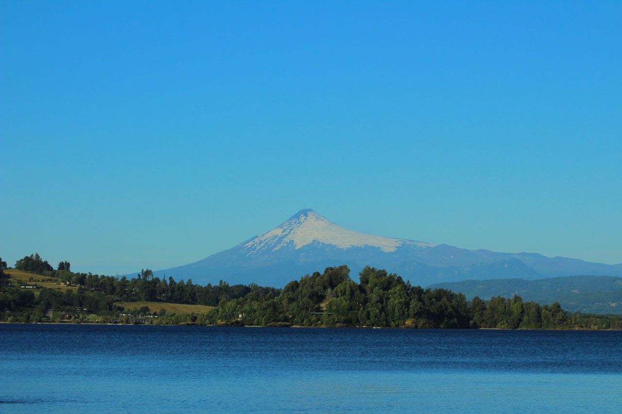 Volcán Villarrica sobre el lago, en La Araucanía